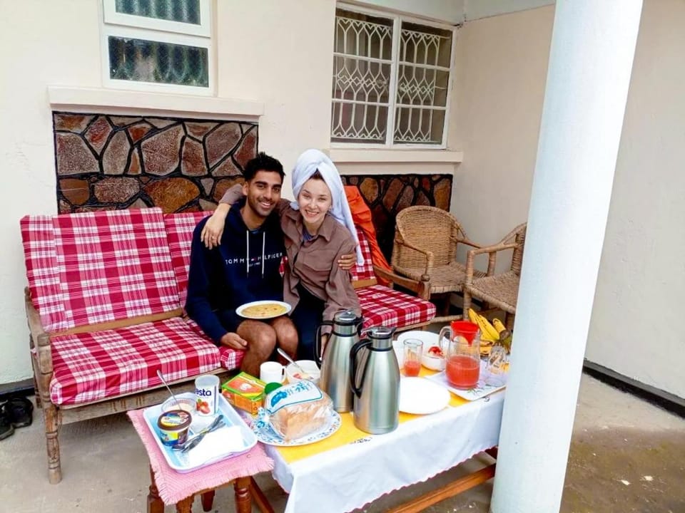 Seating area, Guests, Breakfast