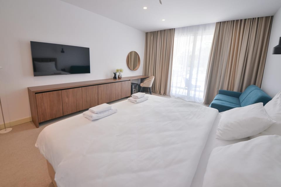 Bed, Dining area, Bedroom