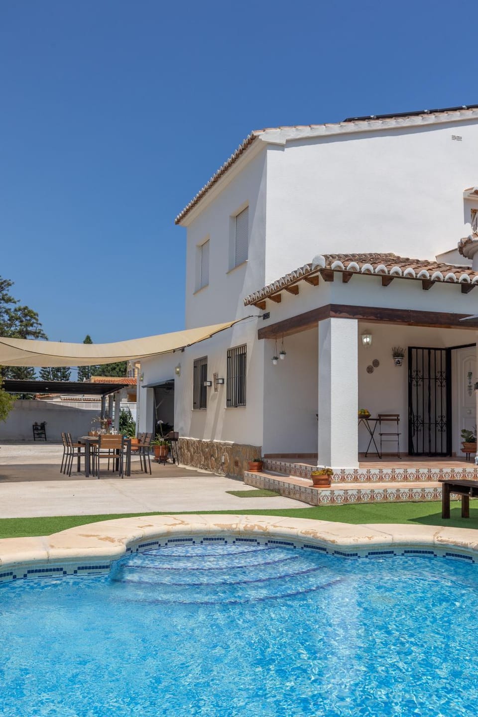 Property building, Patio, Day, Pool view, Swimming pool, sunbed