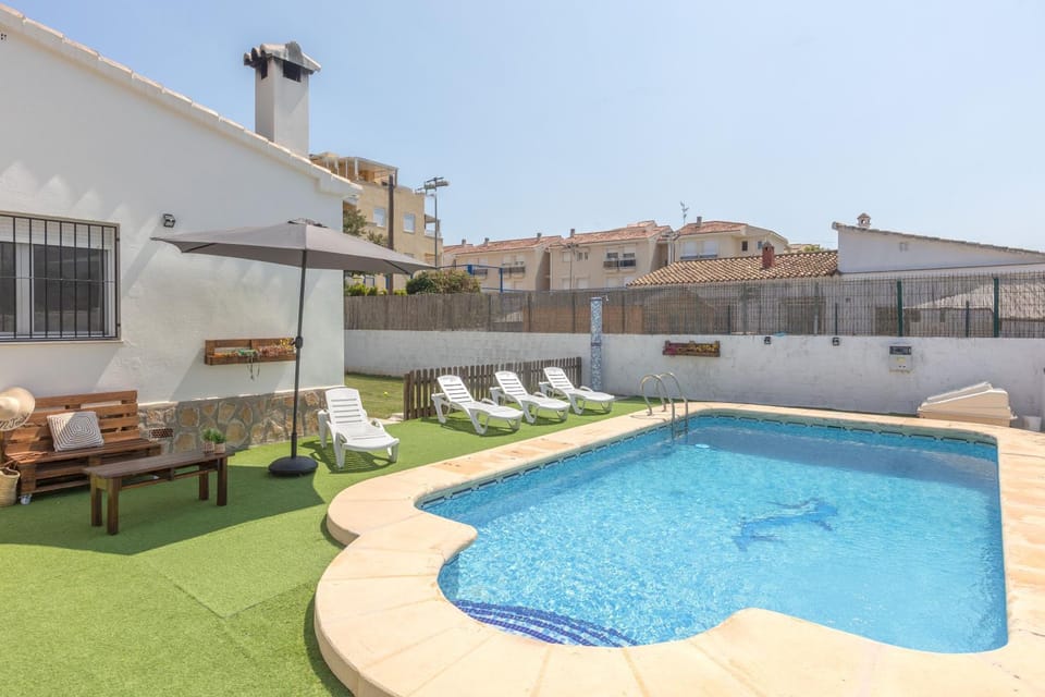 Property building, Patio, Day, Pool view, Swimming pool, sunbed