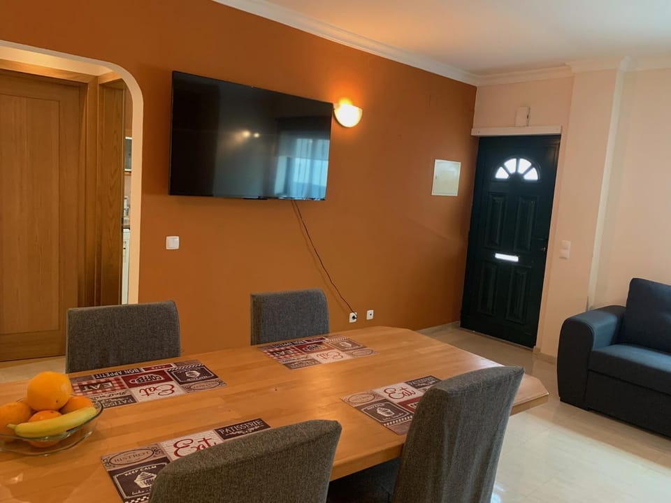 Communal lounge/ TV room, TV and multimedia, Dining area