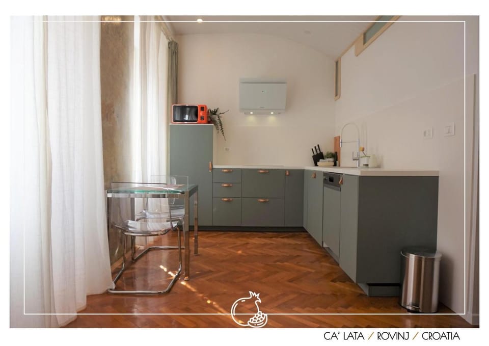 Coffee/tea facilities, Kitchen or kitchenette, Dining area, kitchen