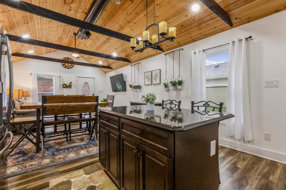 Urban Explorer Pad - 3BR - Backyard -Parking House in Jeffersonville