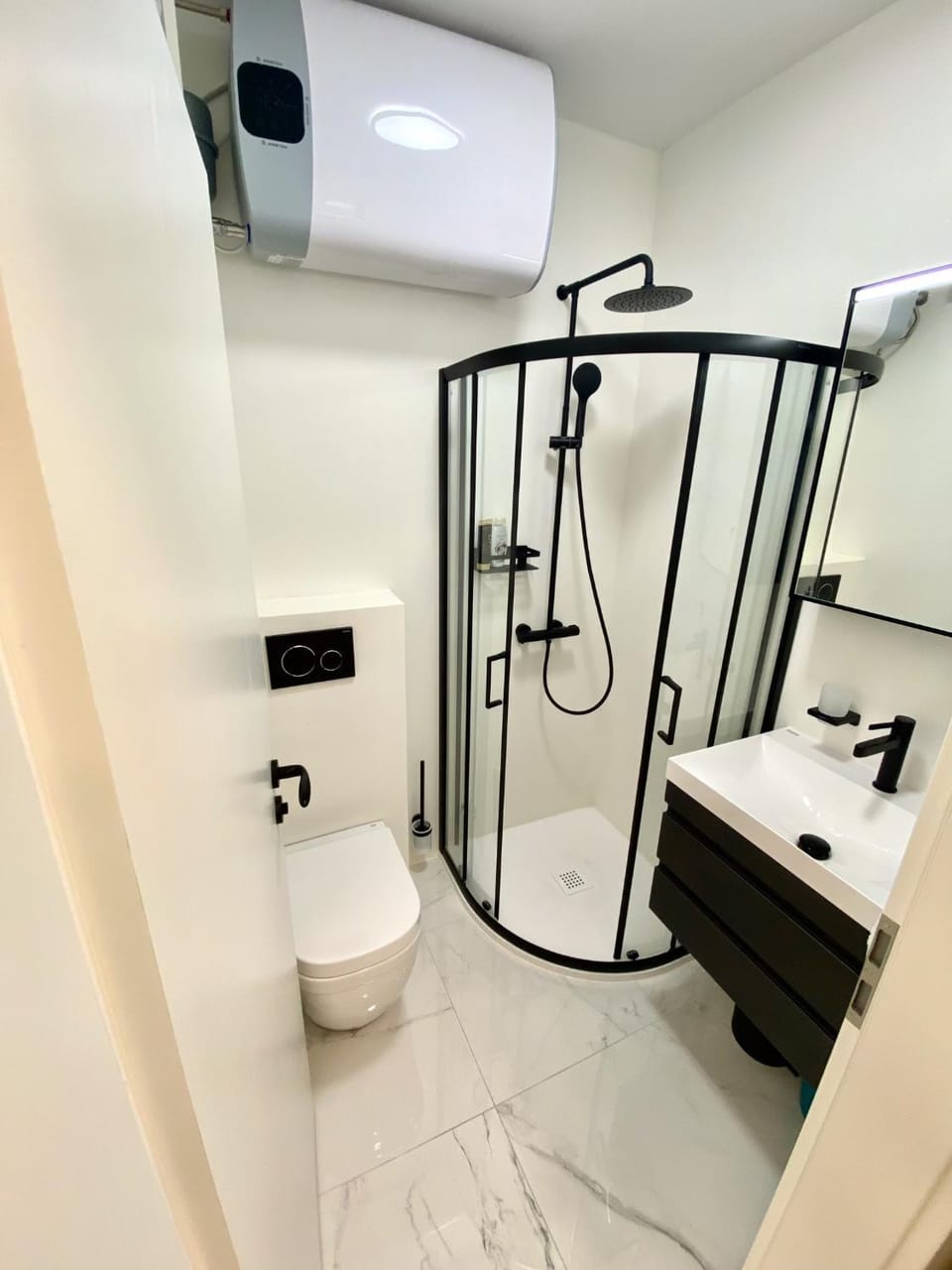 Shower, Toilet, Bathroom, towels