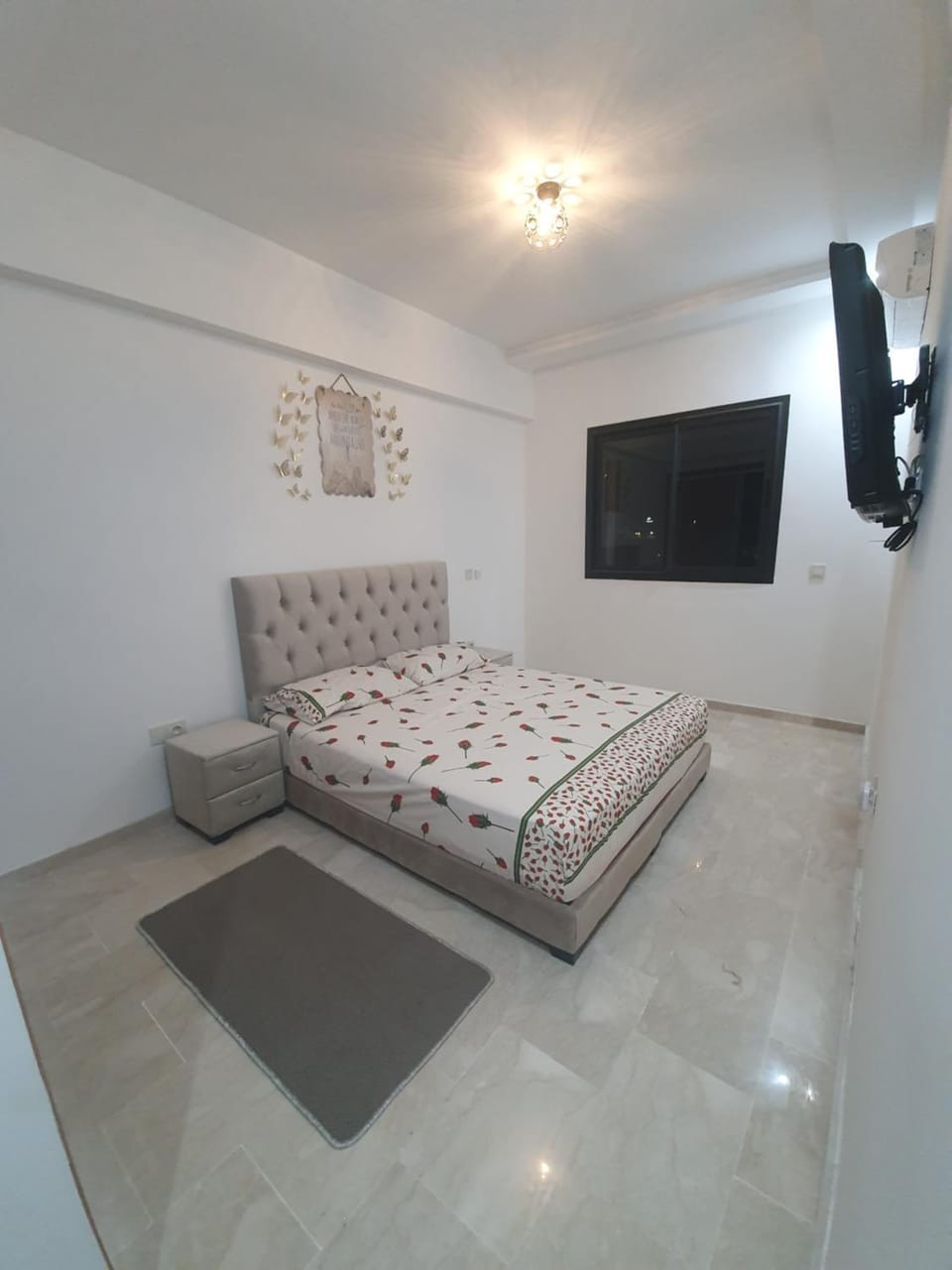 Bed, TV and multimedia, Photo of the whole room, Bedroom