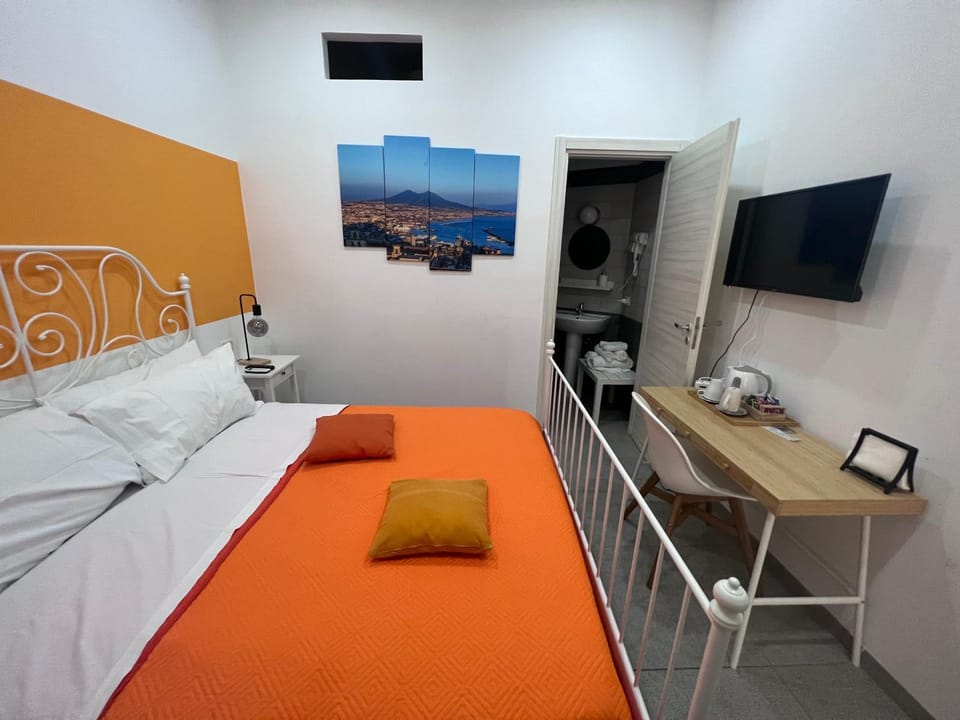 Bed, TV and multimedia, Bedroom, hair dresser