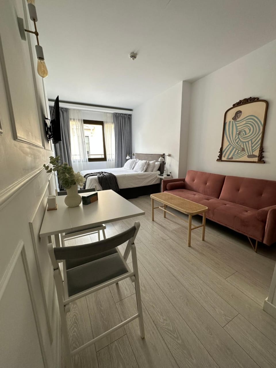 Bed, Living room, Photo of the whole room, Dining area, Bedroom