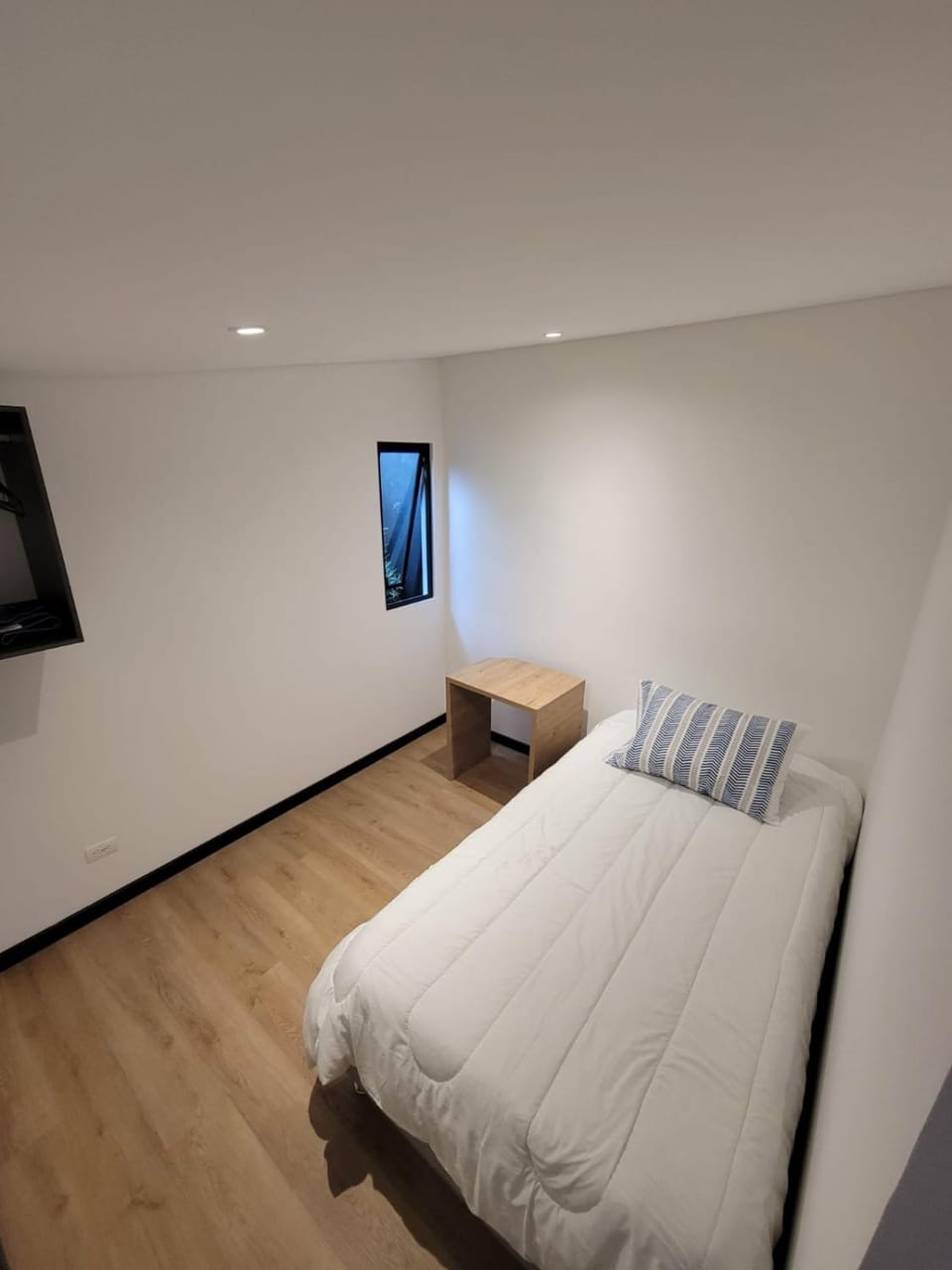 Bed, TV and multimedia, Bedroom