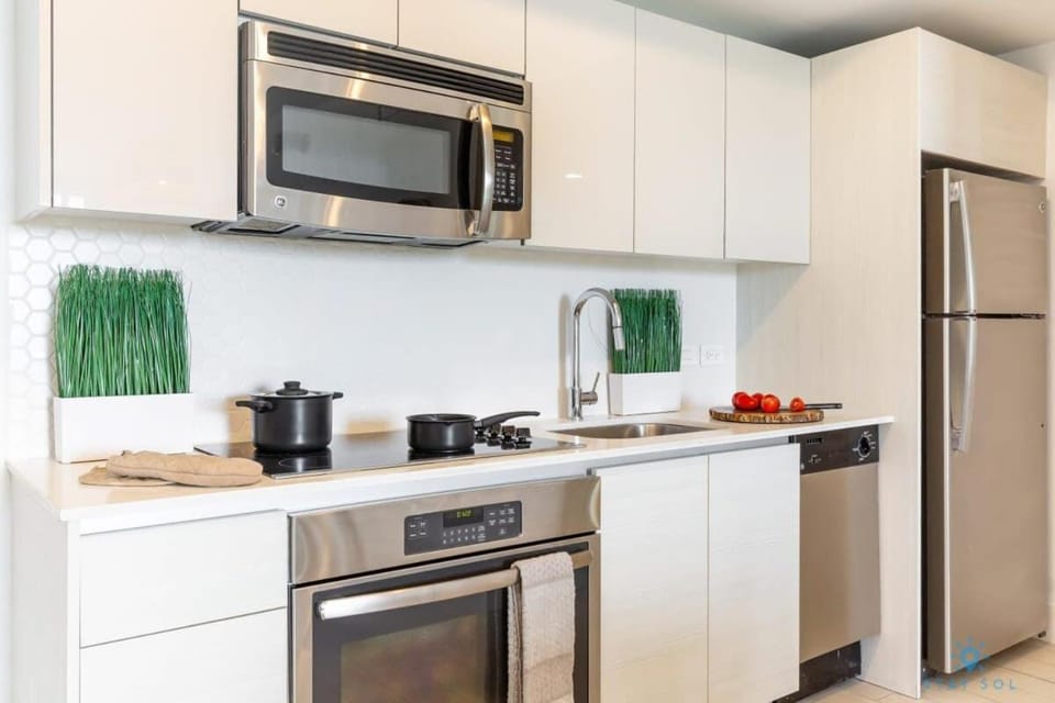 Tropical Apartment with Balcony - Pool - Up To 4 - Gym Apartment in Hallandale Beach