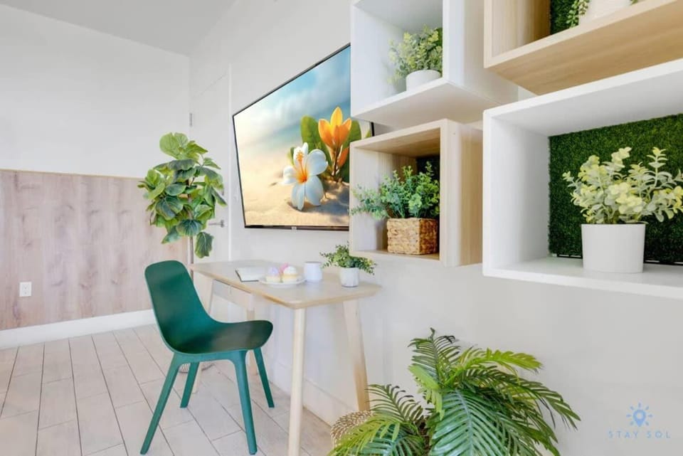 Tropical Apartment - Balcony - Resort, Pool - Gym House in Hallandale Beach