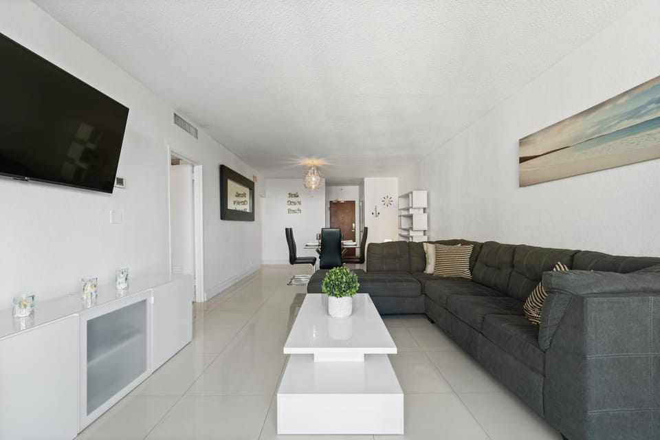 TV and multimedia, Living room, Seating area, Evening entertainment