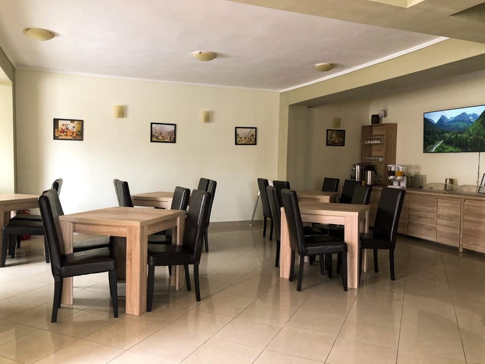 Restaurant/places to eat, Living room, Seating area, Dining area, Meals, Meals, Breakfast