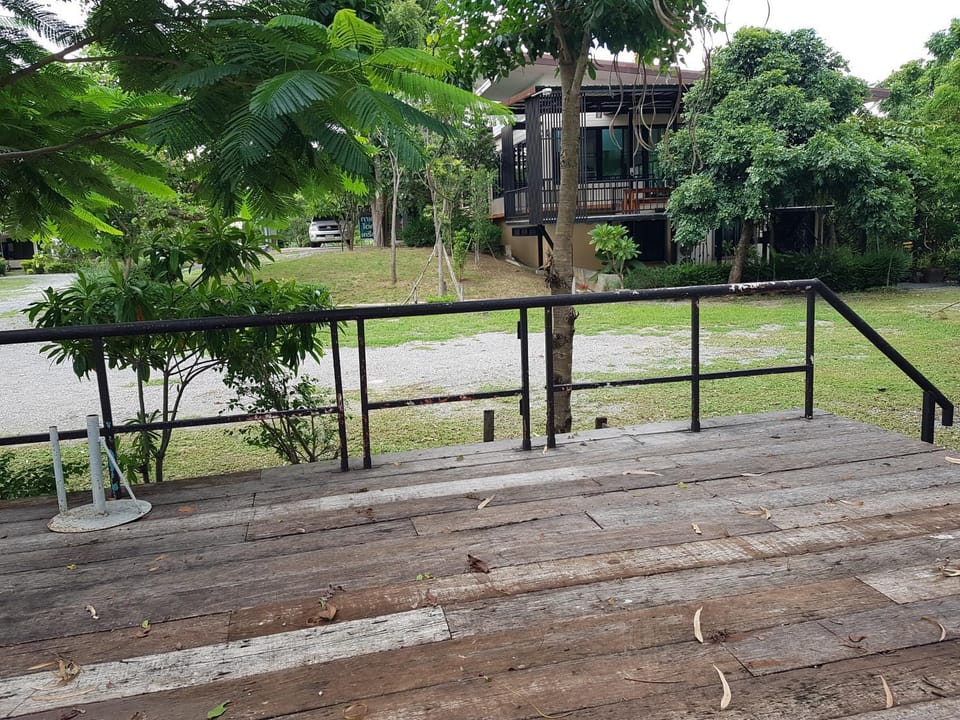 ที รีสอร์ท T Resort Suphanburi Hotel in Laos
