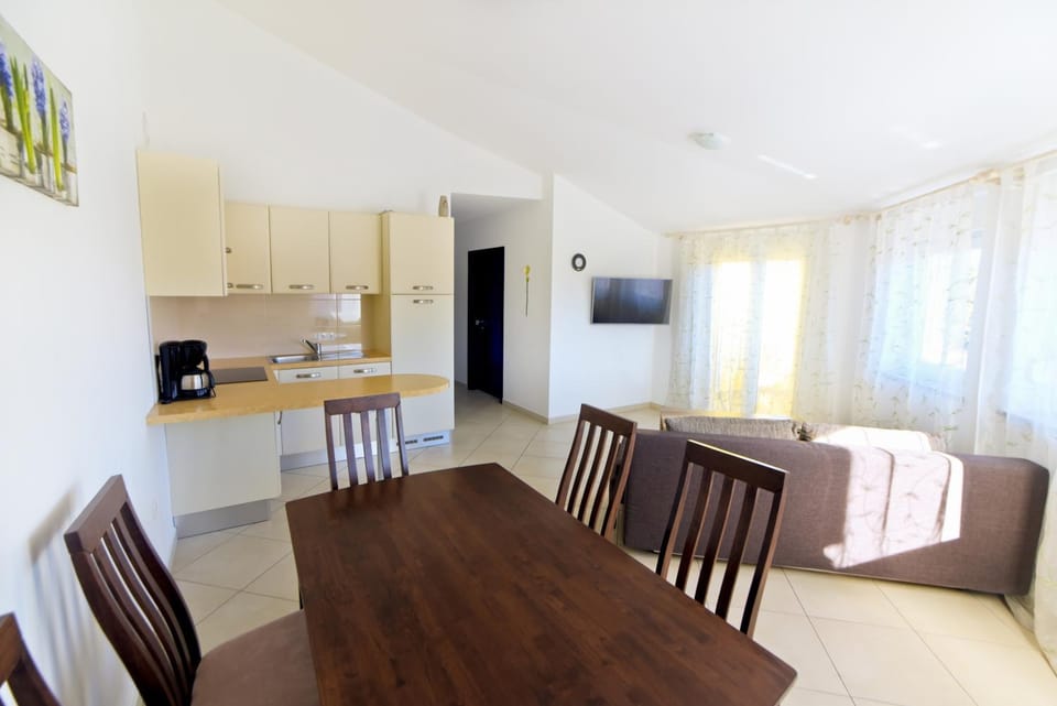 Kitchen or kitchenette, Living room, Seating area, Dining area