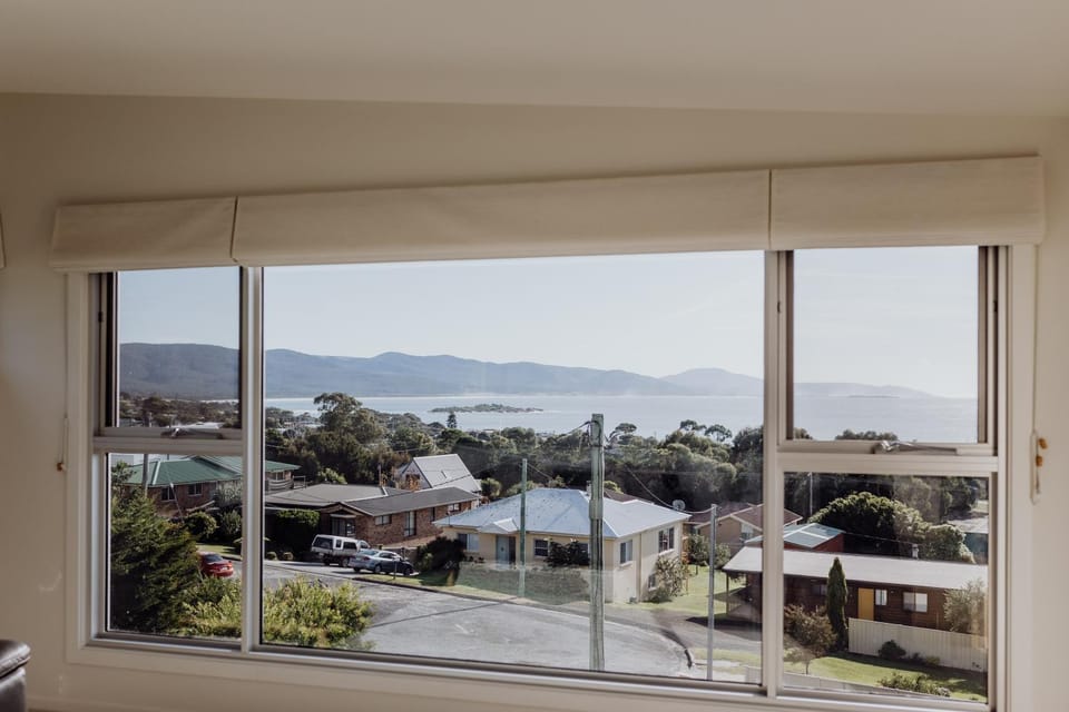 The Watch House - Panoramic Views of Bicheno Ocean House in Bicheno