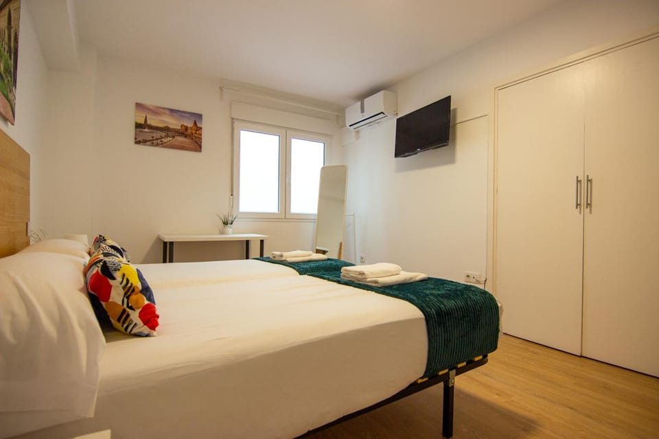 Bed, TV and multimedia, Photo of the whole room, Bedroom, towels