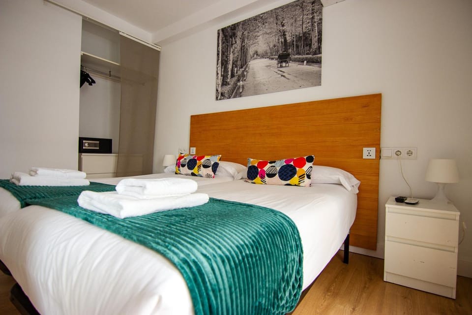 Bed, Photo of the whole room, Bedroom, towels