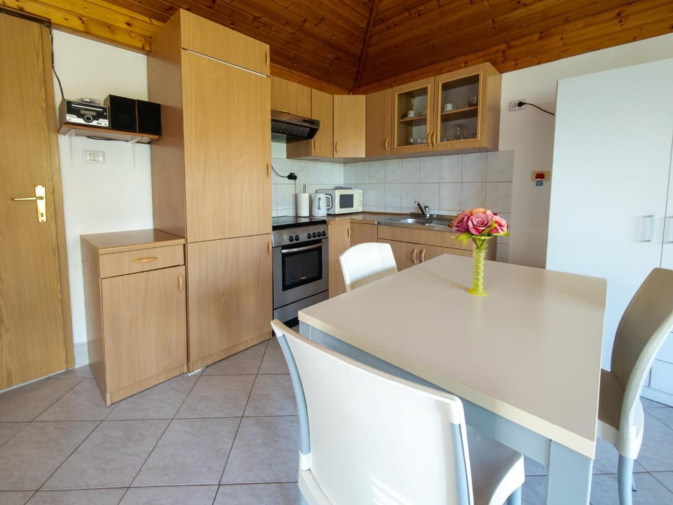 Dining area, oven, stove