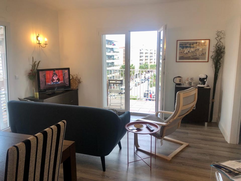 TV and multimedia, Living room, Seating area, Dining area