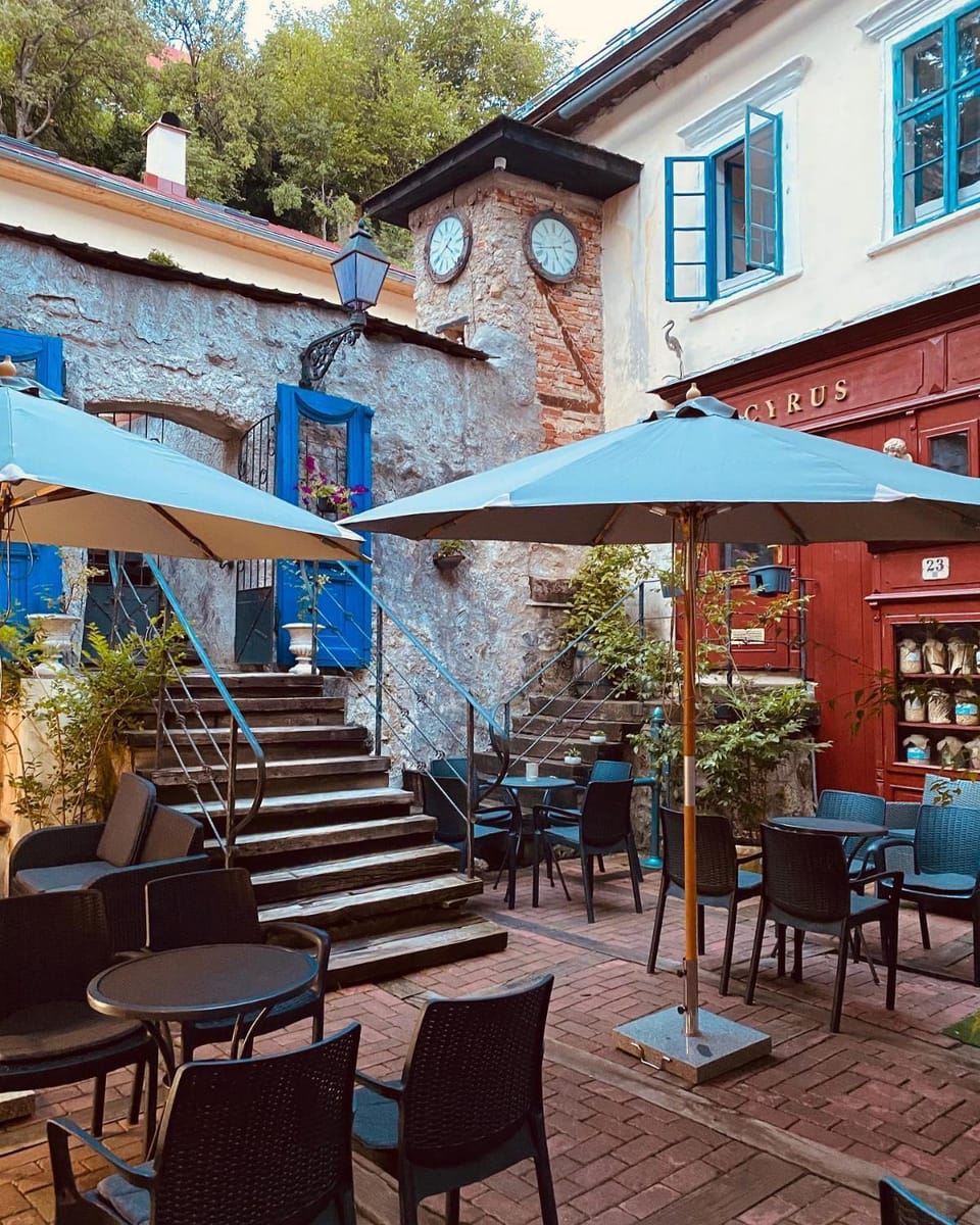 Restaurant/places to eat, Lounge or bar