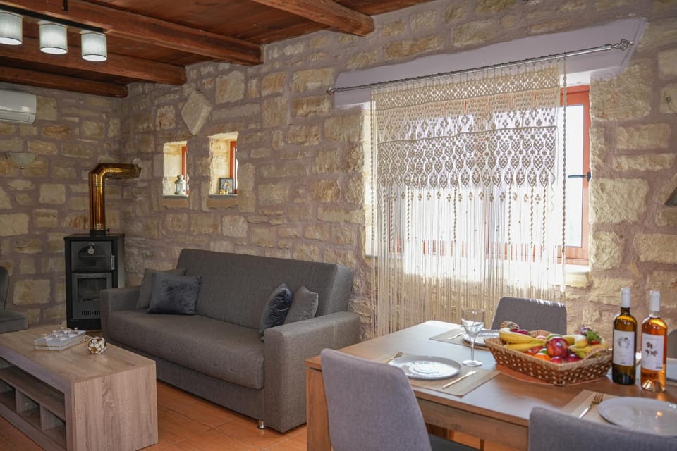 Living room, Food and drinks, Seating area, Dining area, Food, Lunch, Dinner, Drinks, Alcoholic drinks