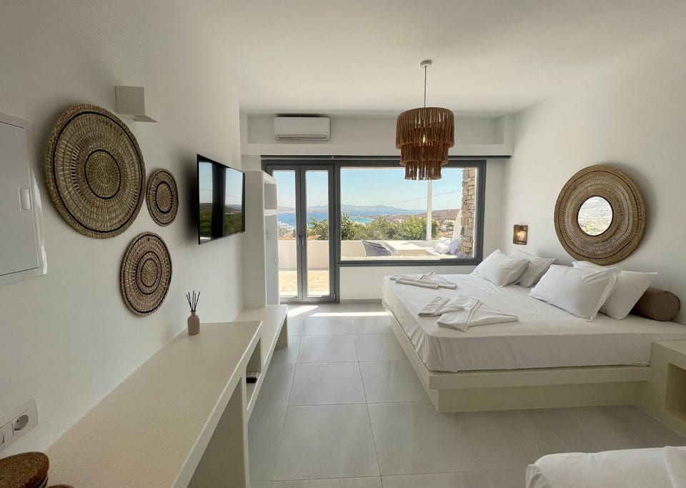 Bed, TV and multimedia, Photo of the whole room, Bedroom, Mountain view, Sea view