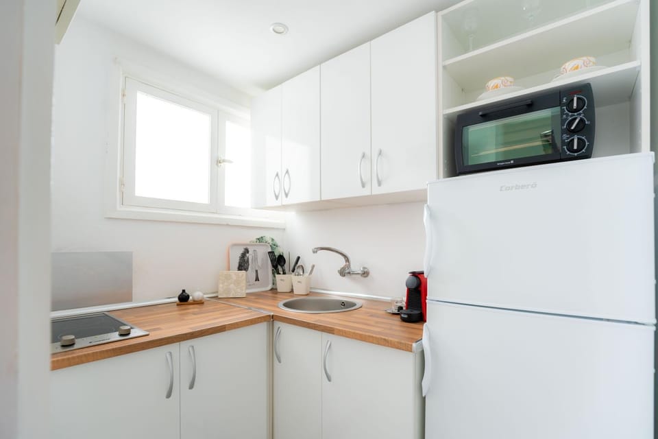 Kitchen or kitchenette, microwave, stove