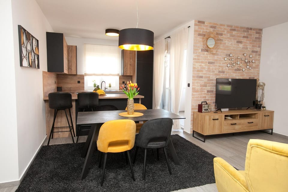 Seating area, Dining area
