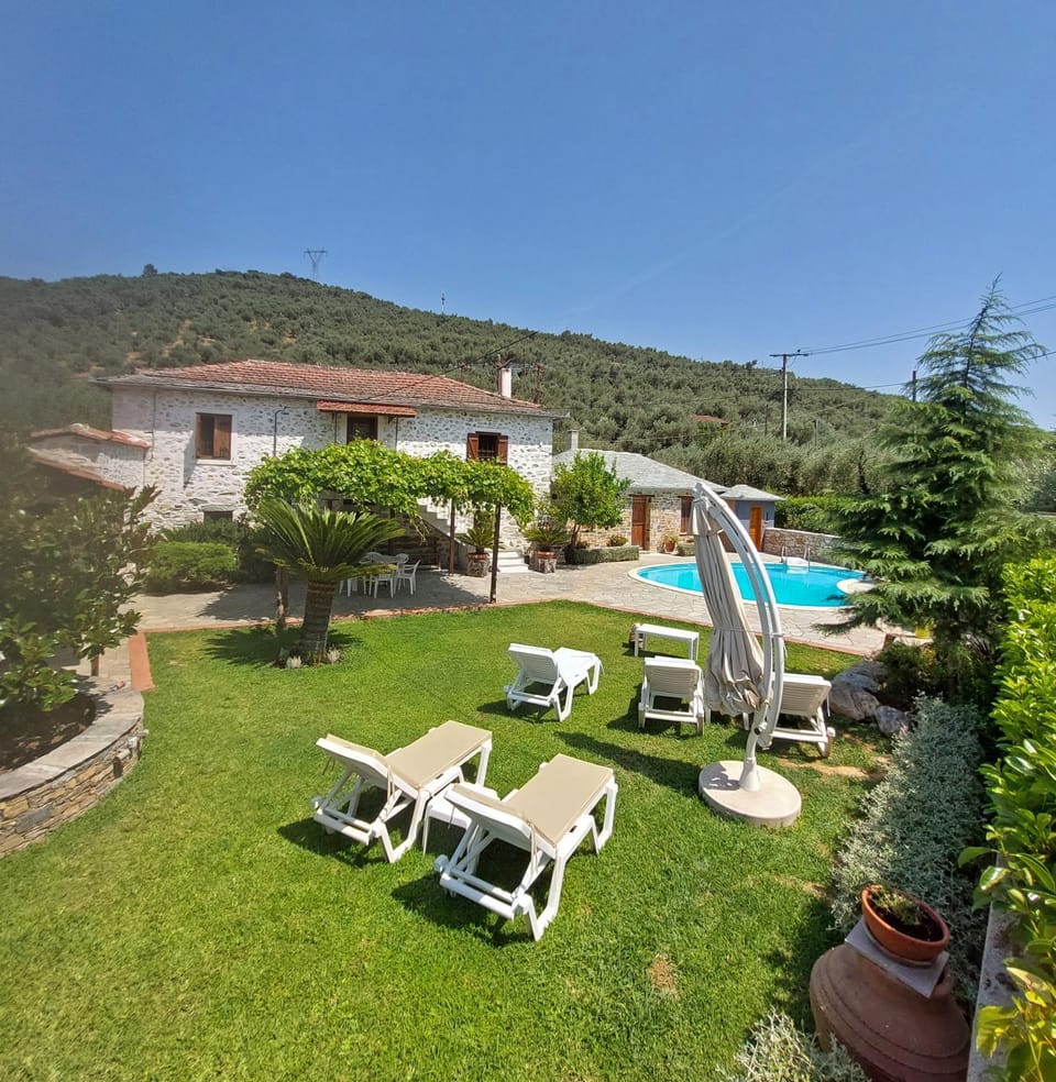 Property building, Garden, Garden view, Pool view, Swimming pool, sunbed