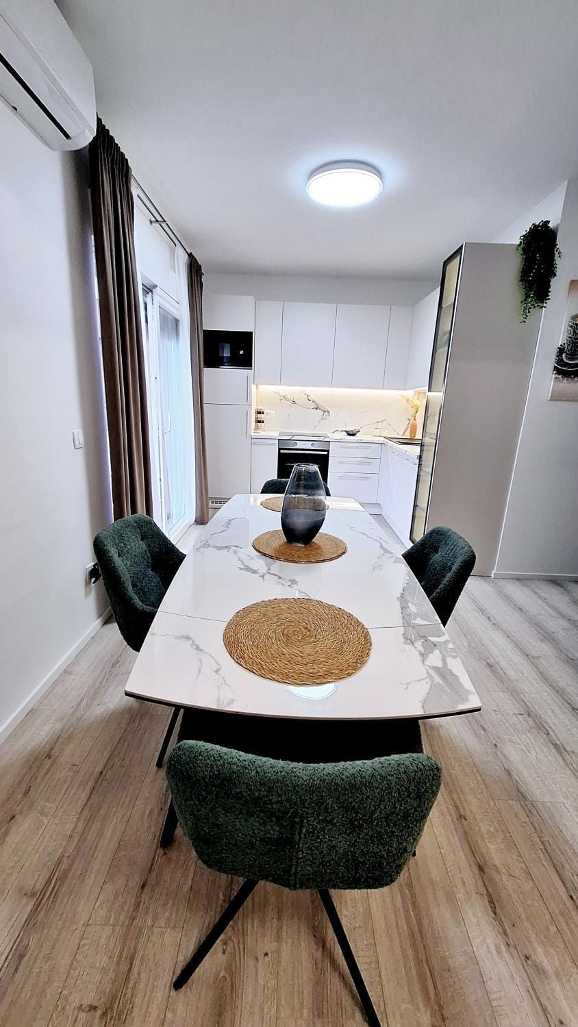 Seating area, Dining area