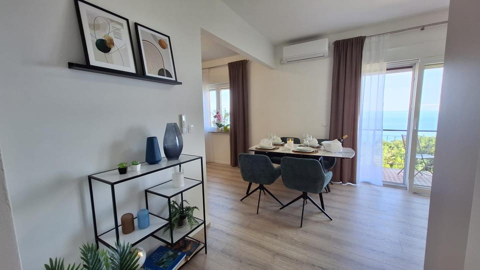 Seating area, Dining area, air conditioner