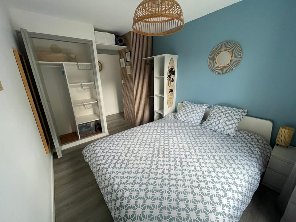 Bed, Photo of the whole room, Bedroom, wardrobe