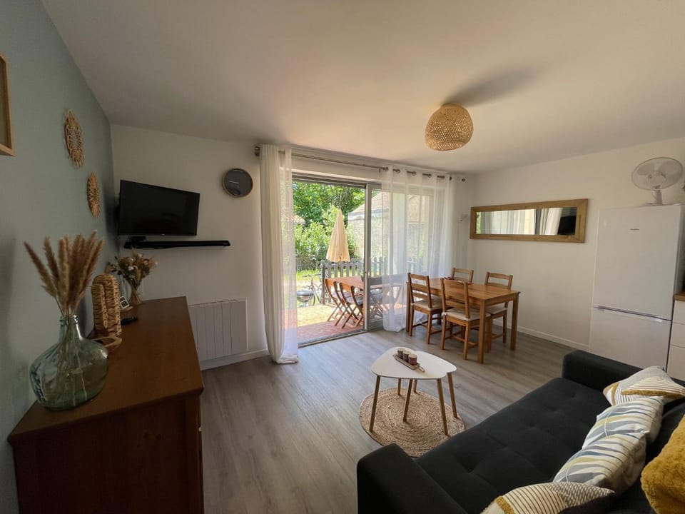 TV and multimedia, Living room, Seating area, Dining area