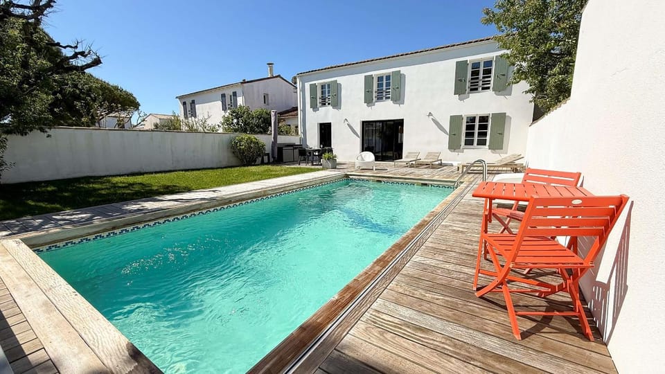 Property building, Patio, Garden, Pool view, Swimming pool, sunbed