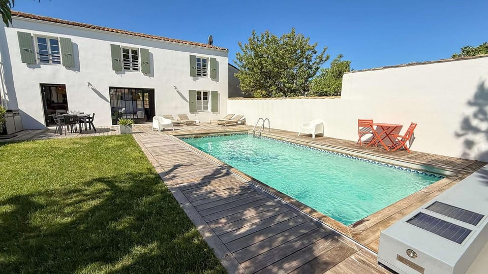 Property building, Patio, Garden, Garden view, Pool view, Swimming pool, sunbed
