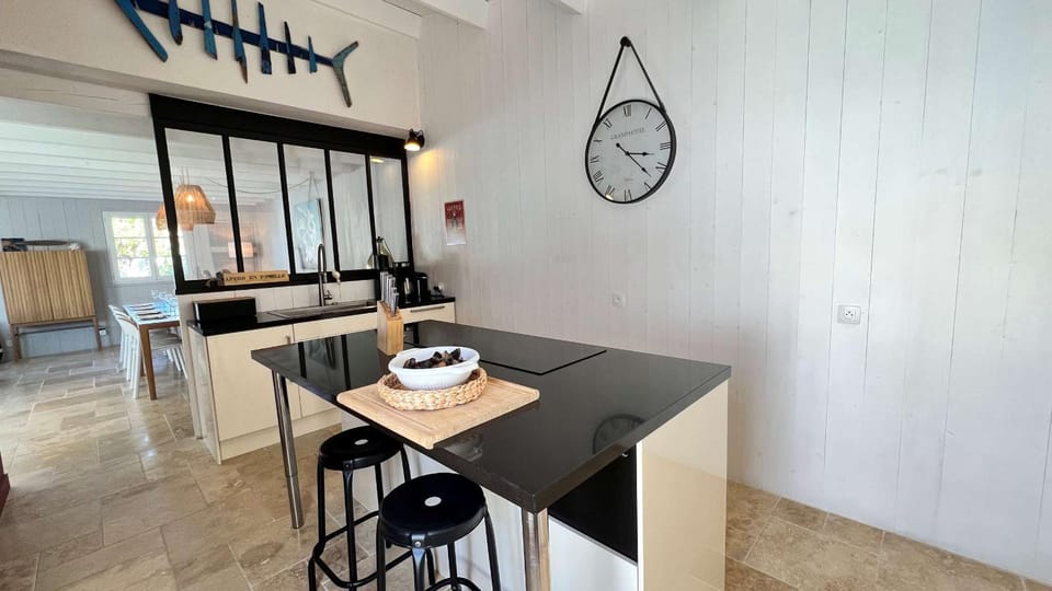 Coffee/tea facilities, Kitchen or kitchenette, Dining area, minibar, stove