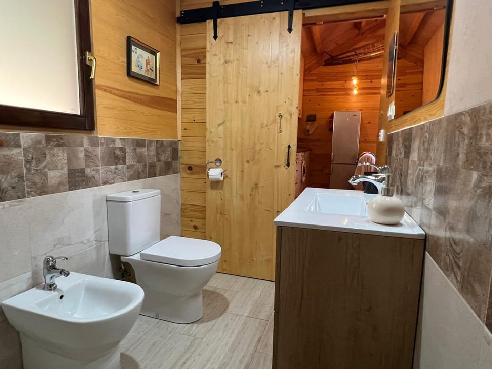 Rustic Cabin in the Woods/Cabaña en el bosque Cabin in Selva