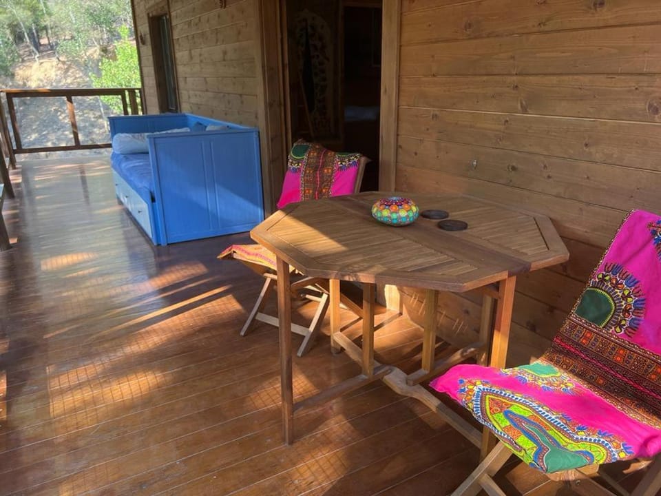 Rustic Cabin in the Woods/Cabaña en el bosque Cabin in Selva