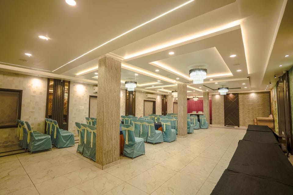 Restaurant/places to eat, Restaurant/places to eat, Banquet/Function facilities