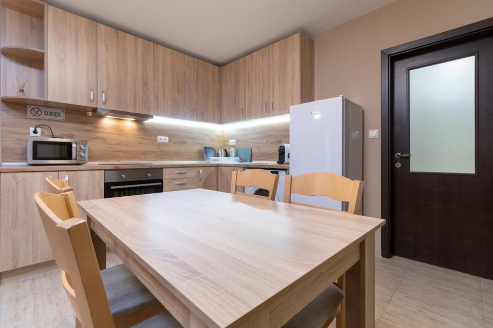 Kitchen or kitchenette, Dining area, minibar, pet friendly, stove