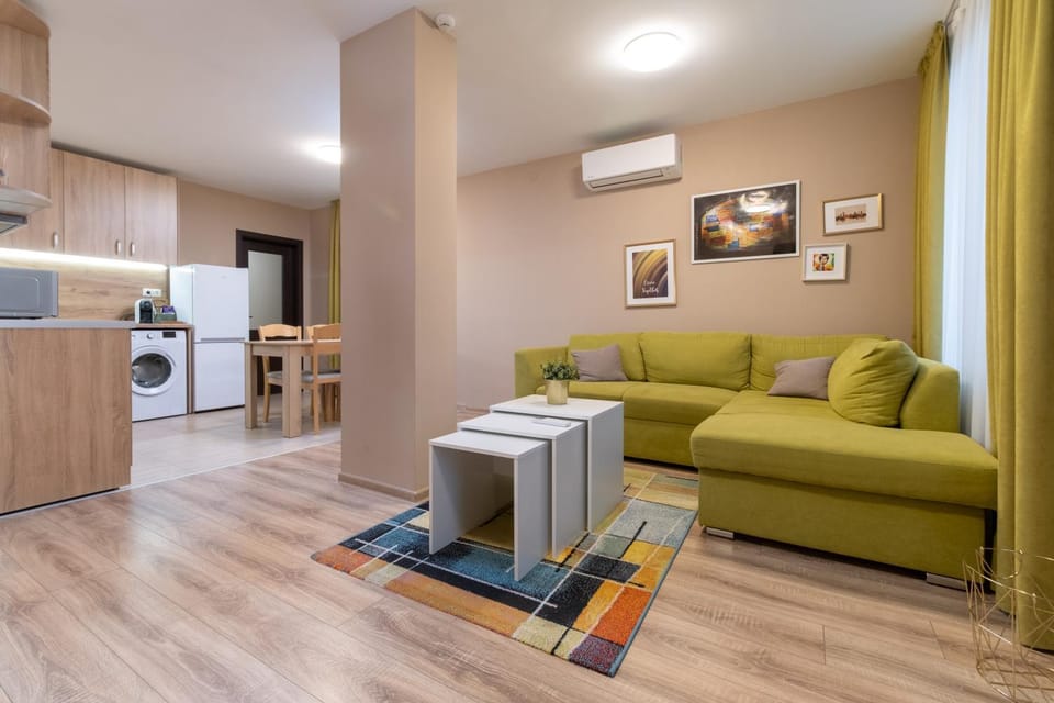 Kitchen or kitchenette, Living room, Seating area, Dining area, minibar, oven, pet friendly, stove