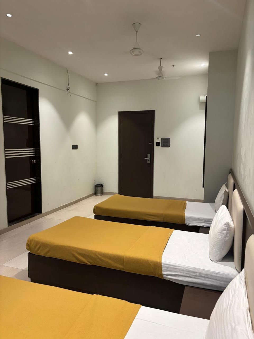 Bed, Photo of the whole room, Seating area, Bedroom