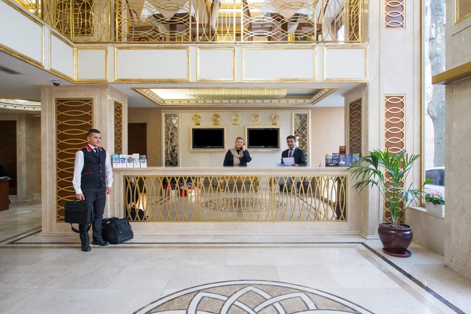 Staff, Facade/entrance