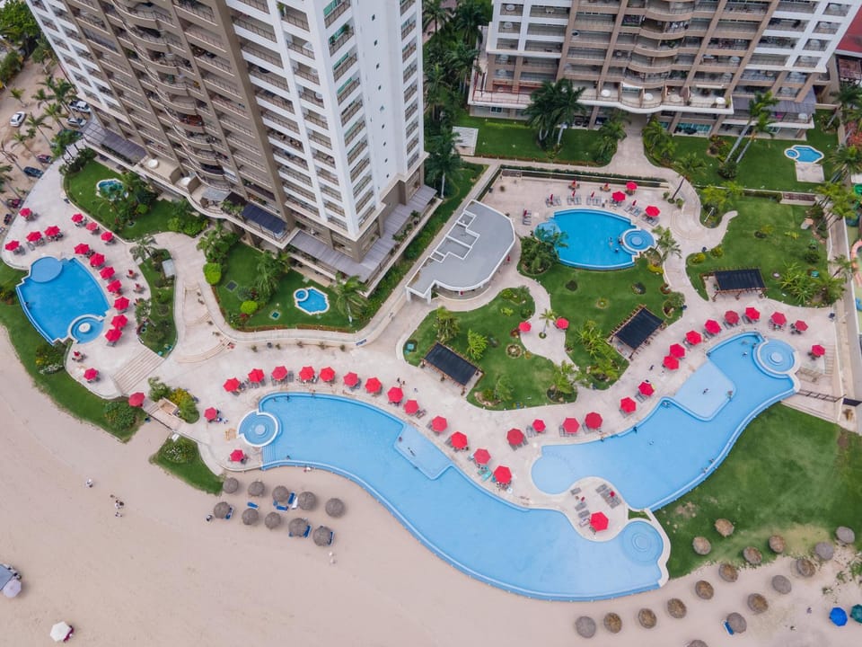 Bird's eye view, Pool view