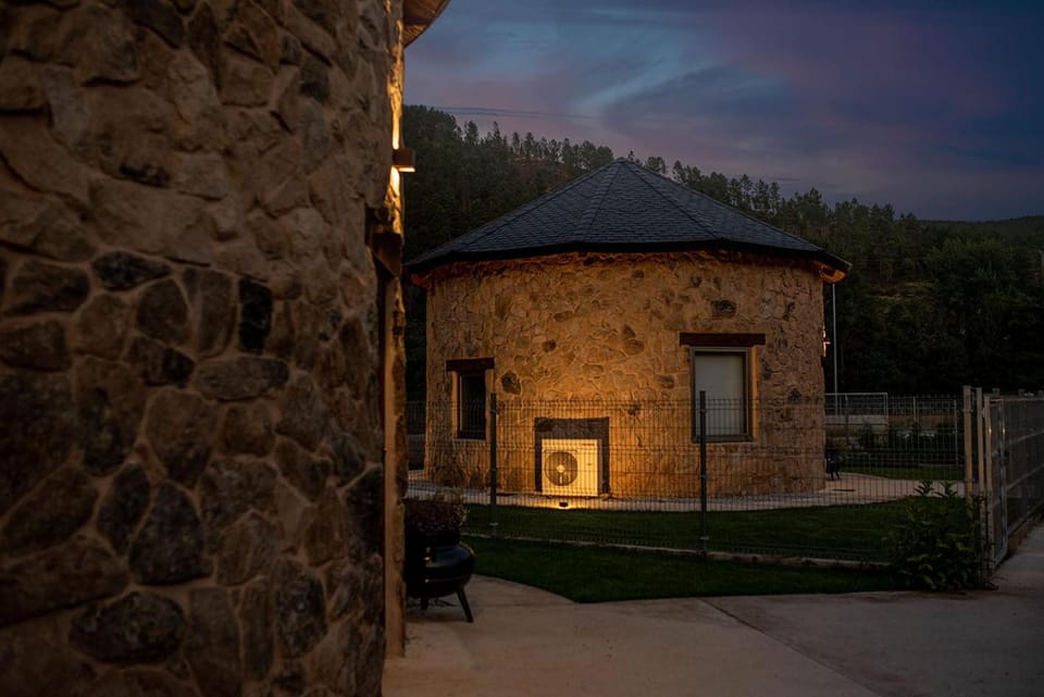 Pallozas Turísticas Ridicodias - A Vieira House in Galicia