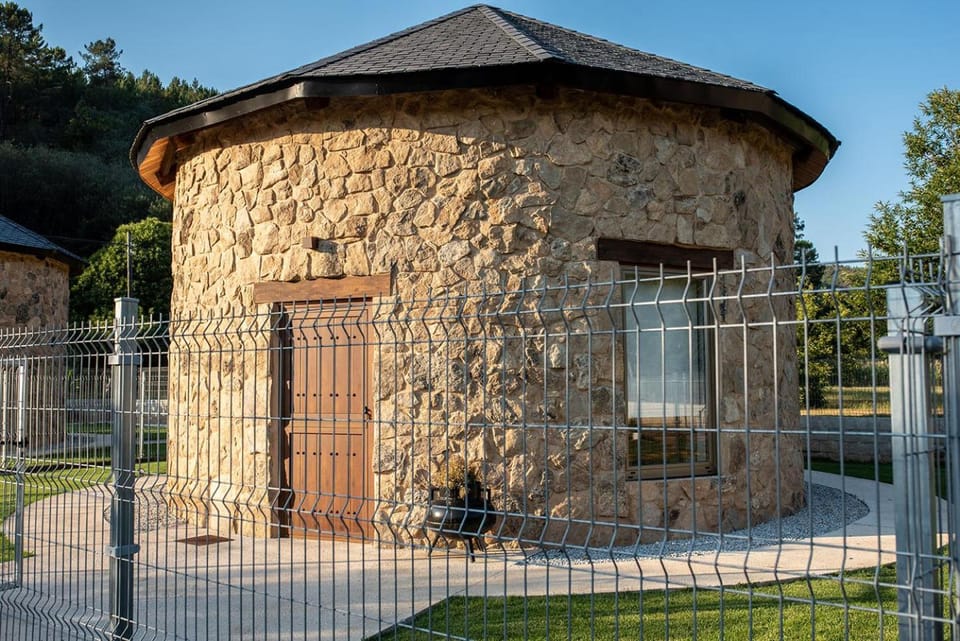 Pallozas Turísticas Ridicodias - A Vieira House in Galicia