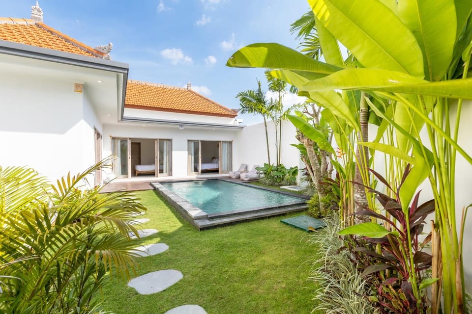 Property building, Day, Garden, Garden view, Pool view, Swimming pool, sunbed