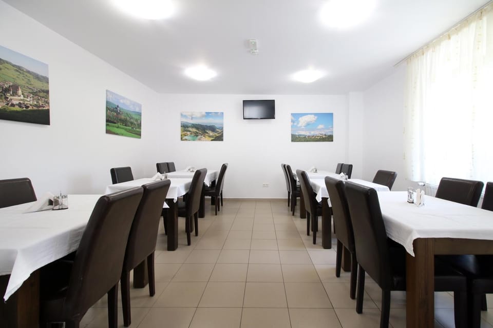 Property building, Communal lounge/ TV room, Living room, On site, Breakfast