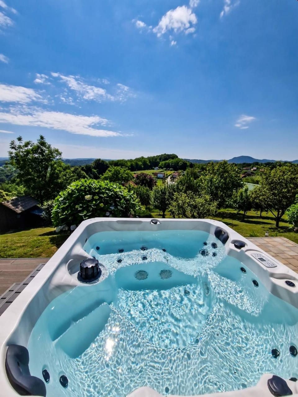 Patio, Patio, Day, Natural landscape, Hot Tub, Hot Tub, Balcony/Terrace, Balcony/Terrace, Mountain view, Inner courtyard view