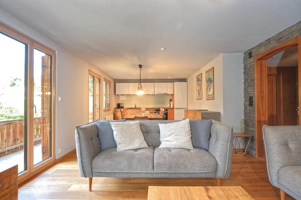Kitchen or kitchenette, Living room, Seating area, Dining area
